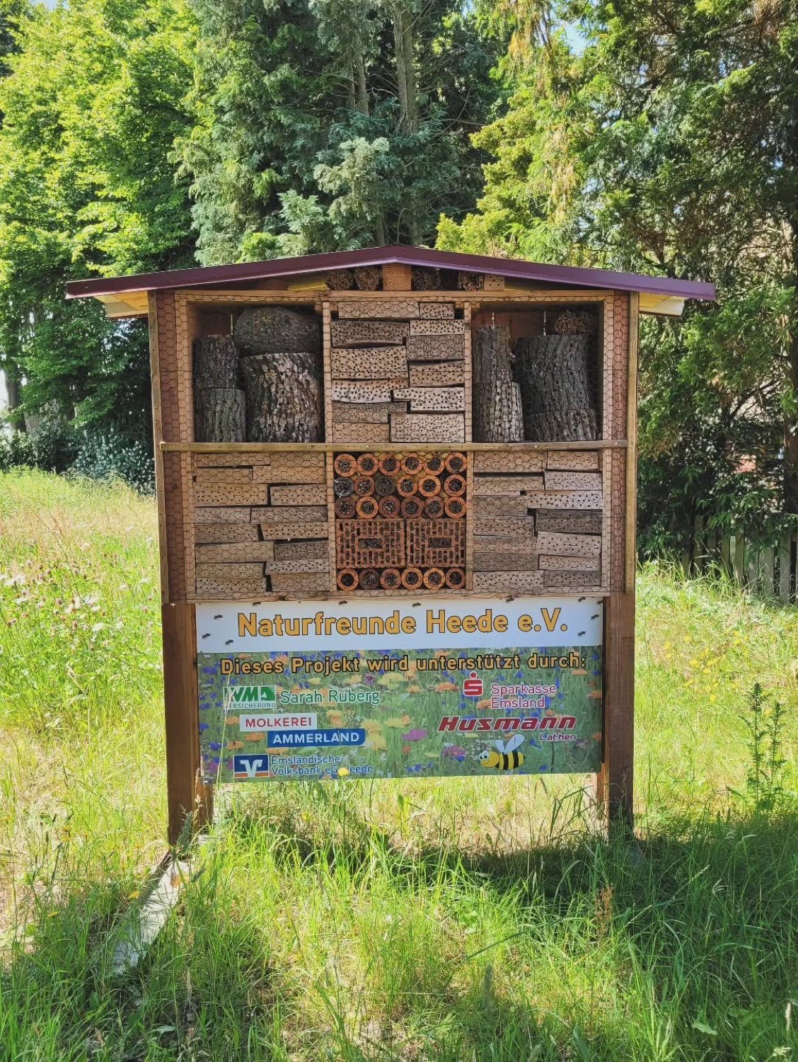 Großes Insektenhotel der Naturfreunde Heede e.V. mit Infotafel auf einer Wiese